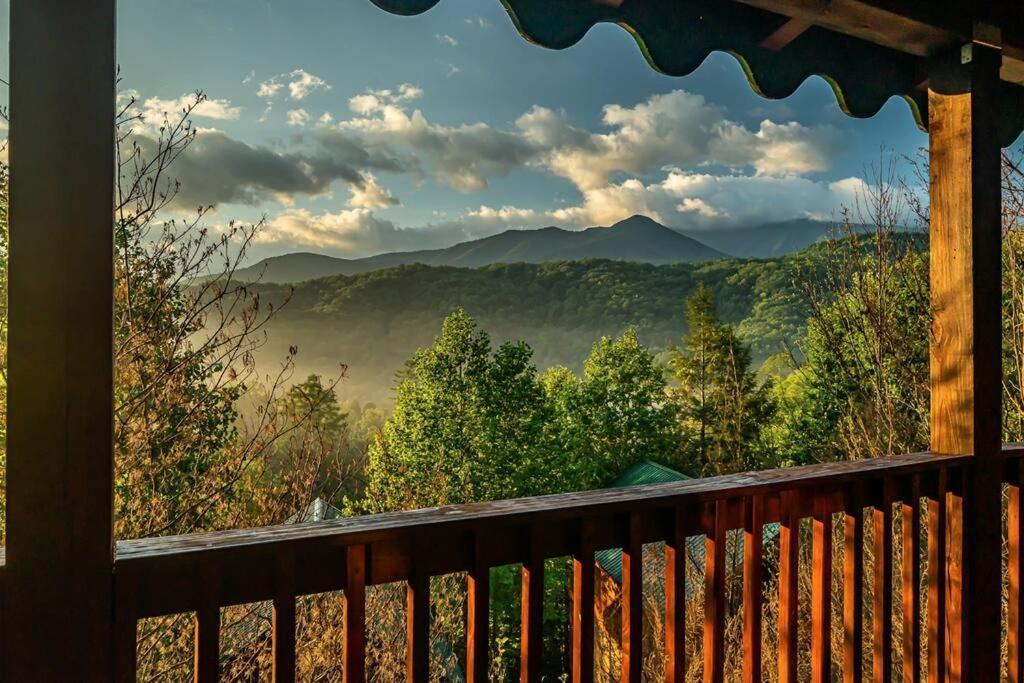 Spacious Smokies Cabin - Hot Tub With Mountain Views แกตลิงเบิร์ก ภายนอก รูปภาพ