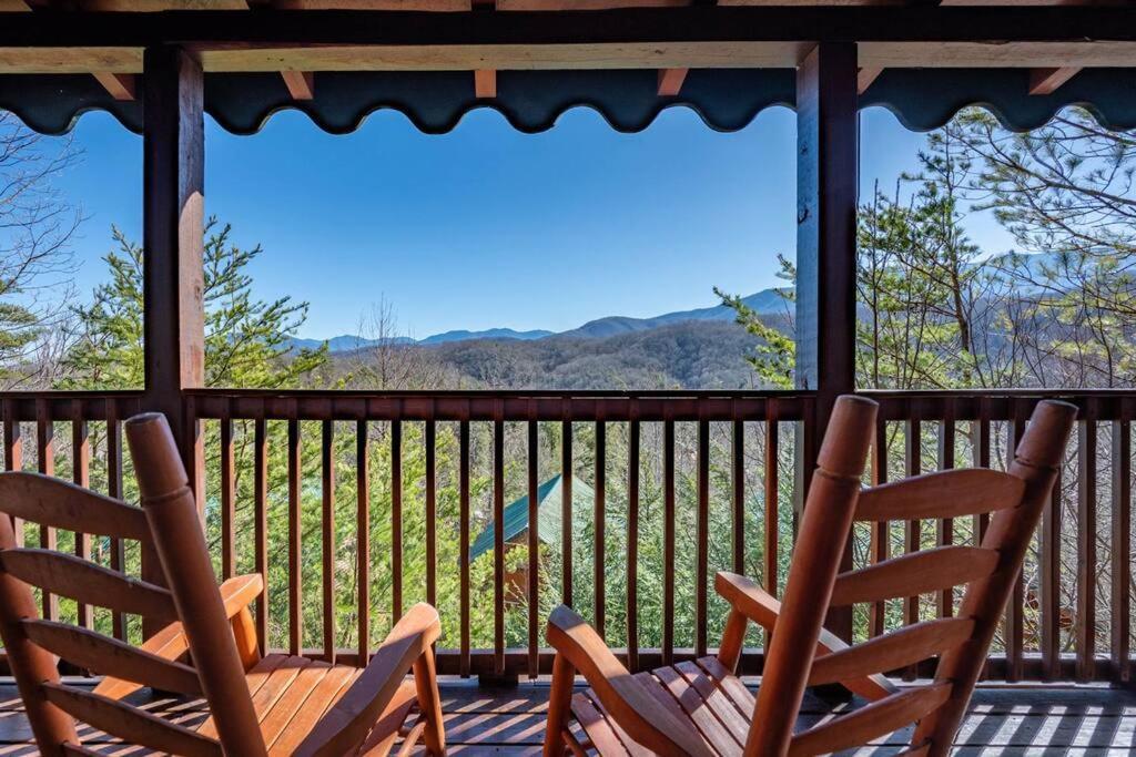 Spacious Smokies Cabin - Hot Tub With Mountain Views แกตลิงเบิร์ก ภายนอก รูปภาพ