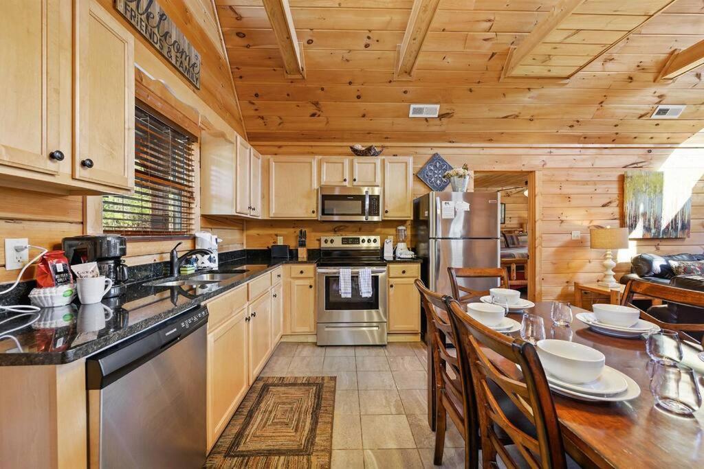 Spacious Smokies Cabin - Hot Tub With Mountain Views แกตลิงเบิร์ก ภายนอก รูปภาพ