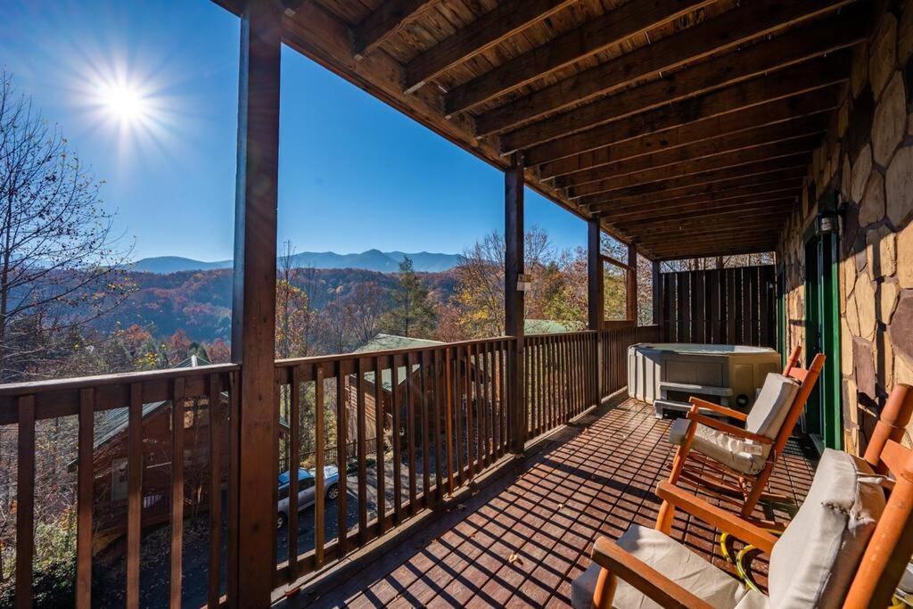 Spacious Smokies Cabin - Hot Tub With Mountain Views แกตลิงเบิร์ก ภายนอก รูปภาพ