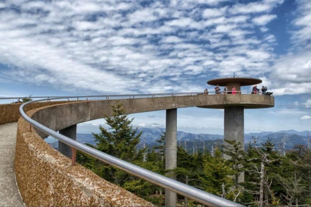 Spacious Smokies Cabin - Hot Tub With Mountain Views แกตลิงเบิร์ก ภายนอก รูปภาพ