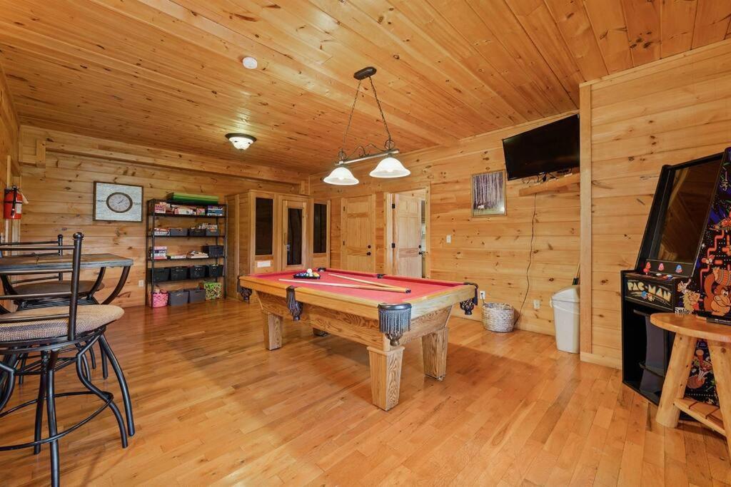 Spacious Smokies Cabin - Hot Tub With Mountain Views แกตลิงเบิร์ก ภายนอก รูปภาพ