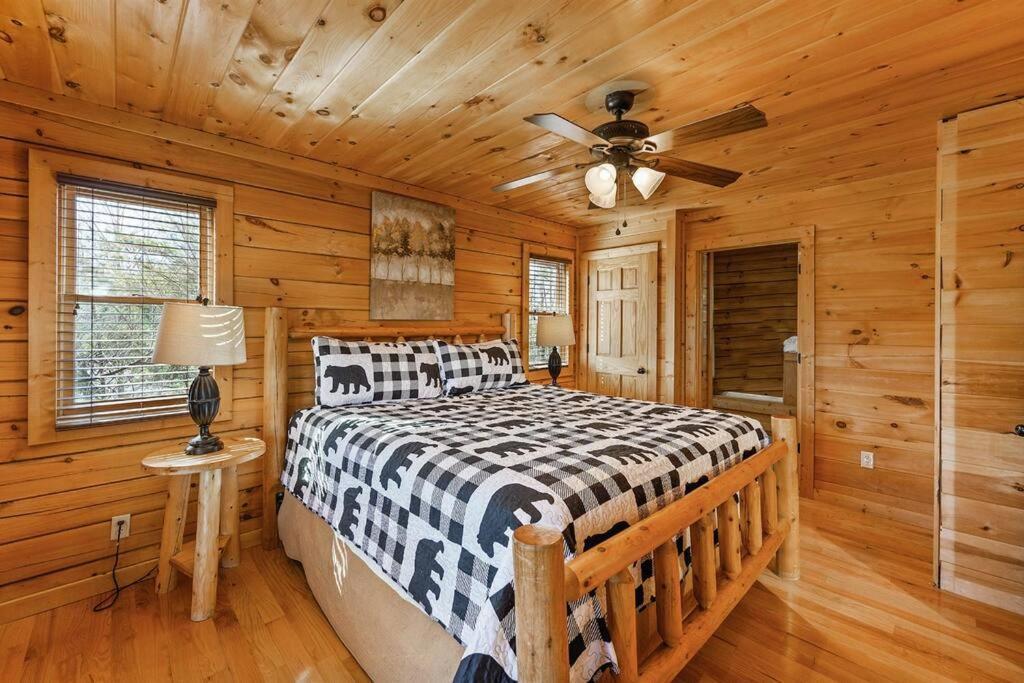 Spacious Smokies Cabin - Hot Tub With Mountain Views แกตลิงเบิร์ก ภายนอก รูปภาพ