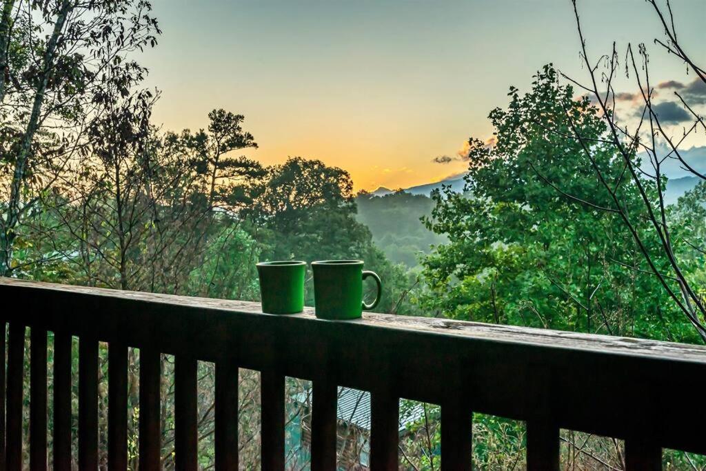 Spacious Smokies Cabin - Hot Tub With Mountain Views แกตลิงเบิร์ก ภายนอก รูปภาพ